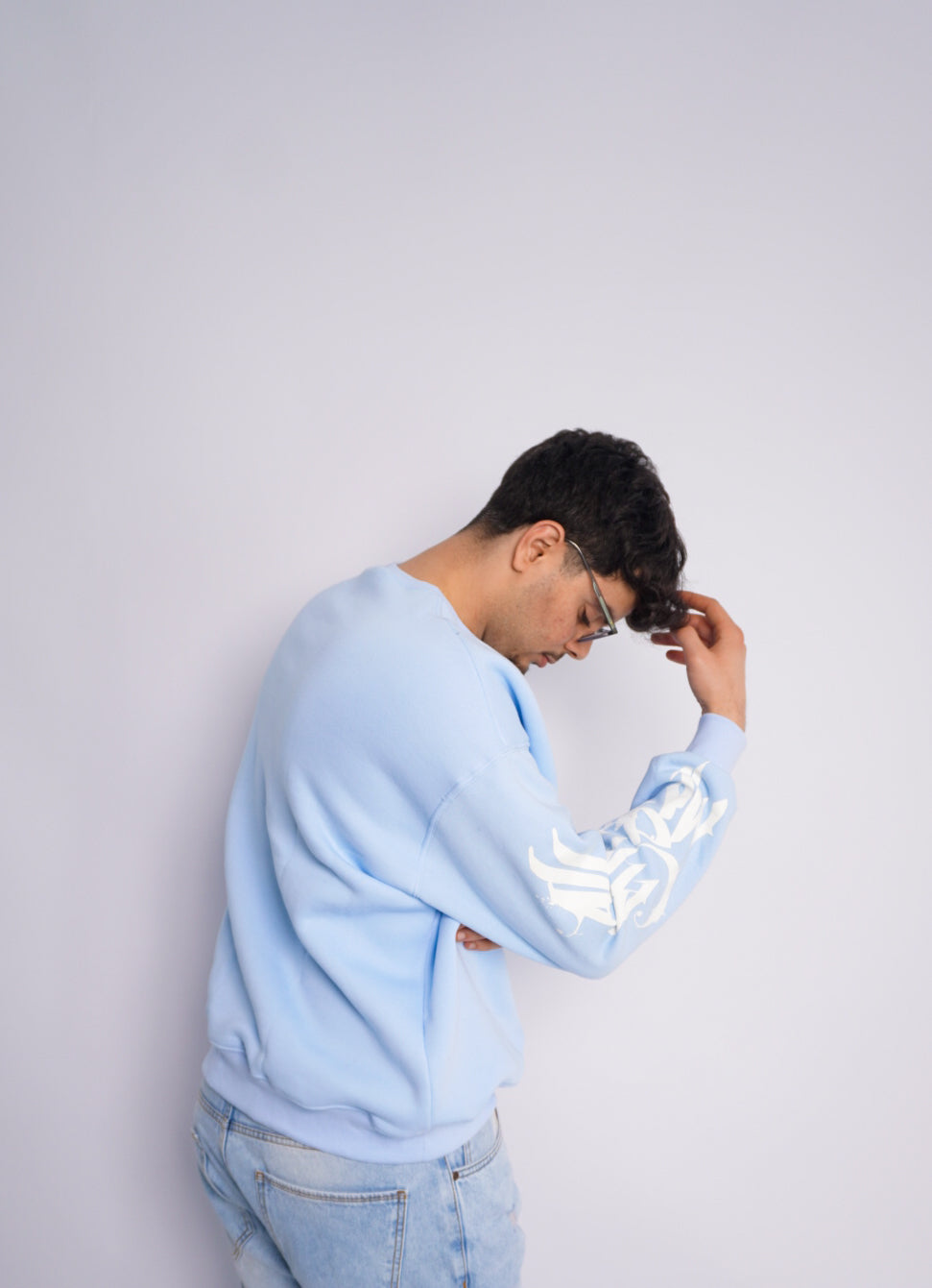 BLEU SWEAT SHIRT ' ALL EYES ON ME '