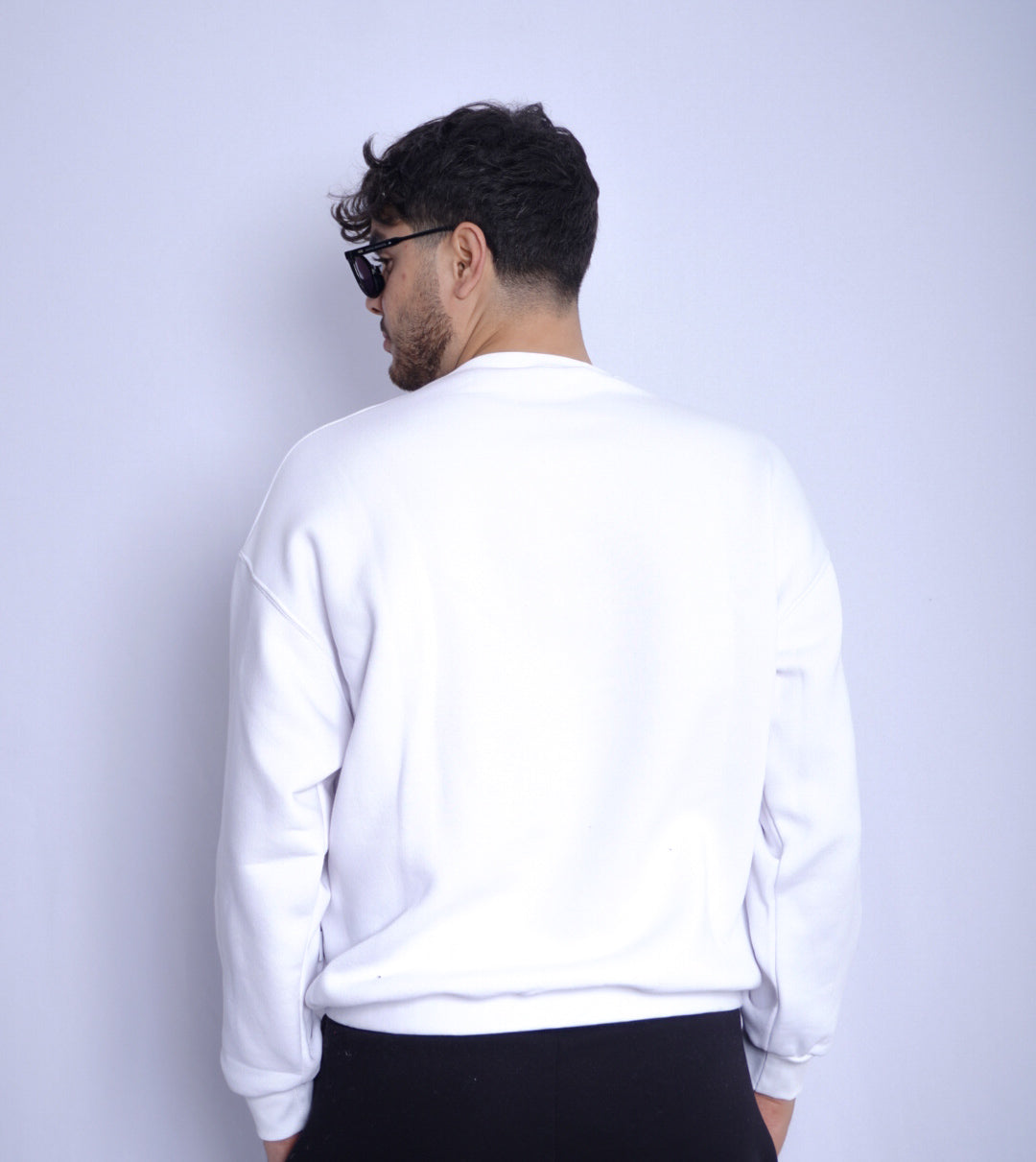 SIMPLE WHITE SWEAT-SHIRT