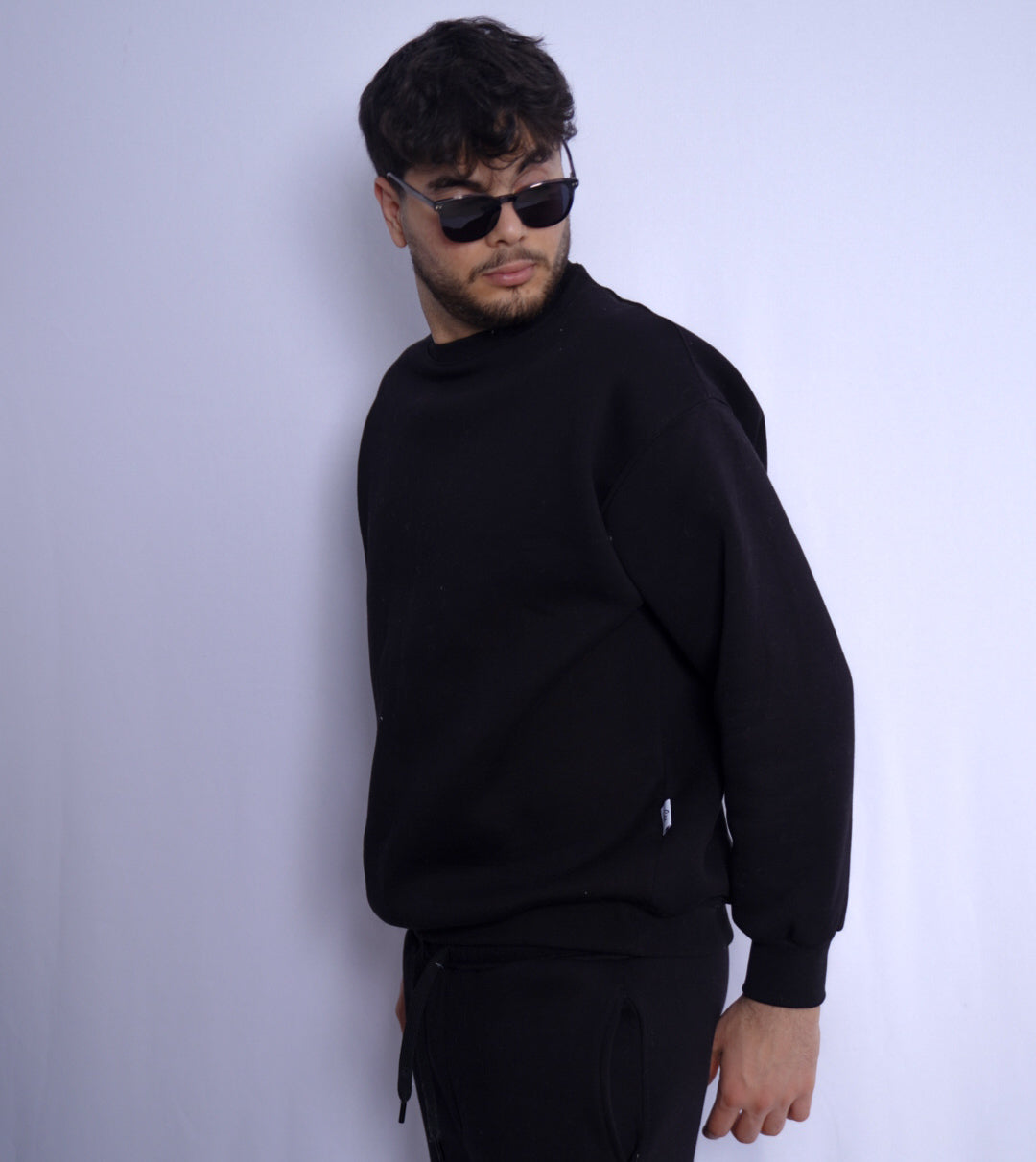 SIMPLE BLACK SWEAT-SHIRT